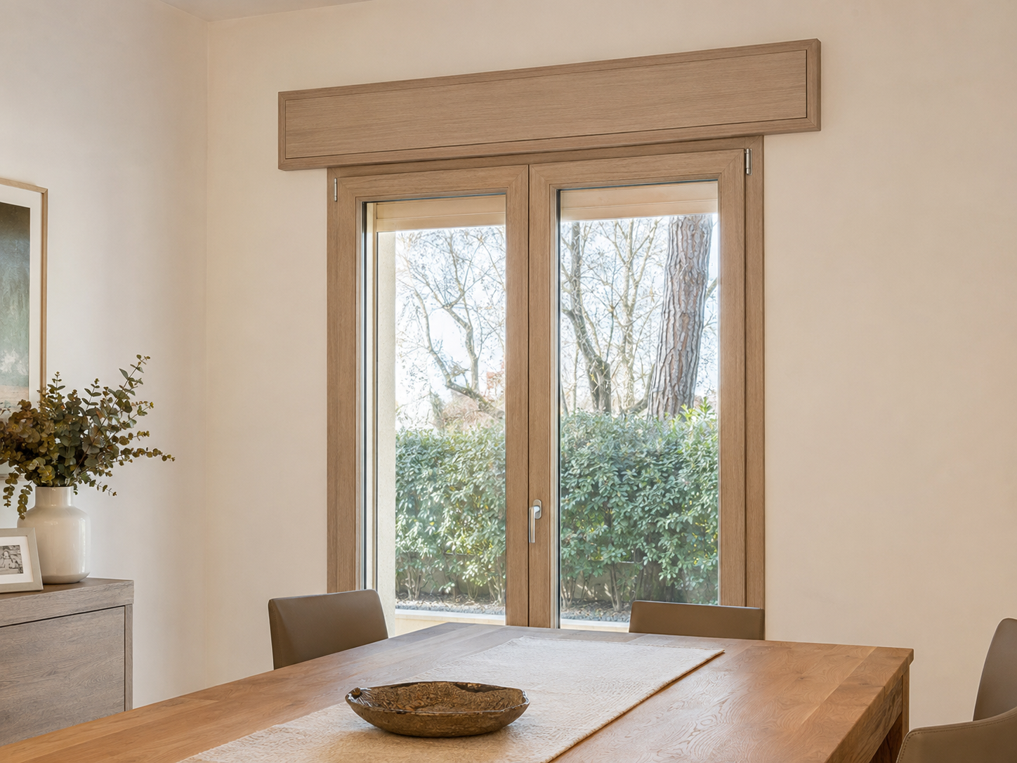 Cassonetto in PVC effetto legno rovere chiaro sopra una portafinestra in una sala da pranzo